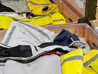 Partij lederen jassen (zonder mouwen) en kledingstukken - afbeelding 7 van  16