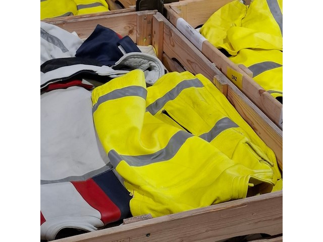 Partij lederen jassen (zonder mouwen) en kledingstukken - afbeelding 8 van  16