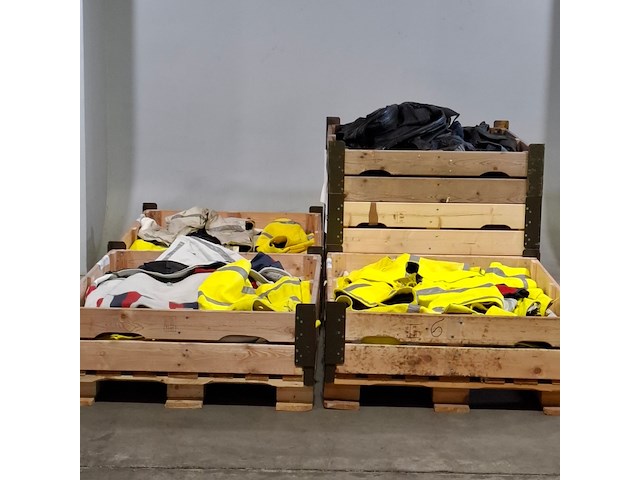 Partij lederen jassen (zonder mouwen) en kledingstukken - afbeelding 1 van  16