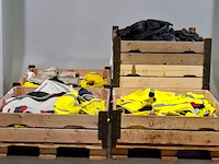 Partij lederen jassen (zonder mouwen) en kledingstukken