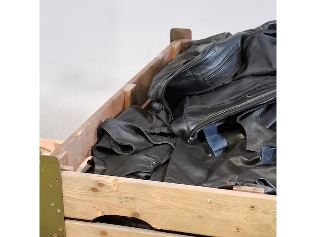 Partij lederen jassen (zonder mouwen) en kledingstukken - afbeelding 12 van  16