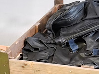 Partij lederen jassen (zonder mouwen) en kledingstukken - afbeelding 12 van  16