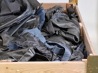 Partij lederen jassen (zonder mouwen) en kledingstukken - afbeelding 13 van  16