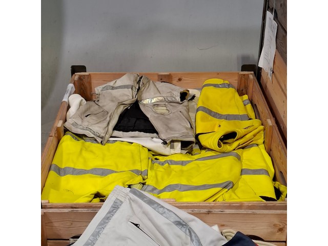 Partij lederen jassen (zonder mouwen) en kledingstukken - afbeelding 14 van  16