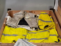 Partij lederen jassen (zonder mouwen) en kledingstukken - afbeelding 14 van  16