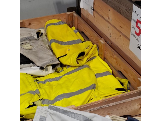 Partij lederen jassen (zonder mouwen) en kledingstukken - afbeelding 16 van  16