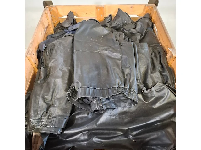 Partij lederen kleding (zonder mouwen ed) - afbeelding 2 van  9