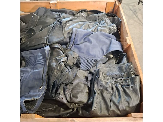 Partij lederen kleding (zonder mouwen ed) - afbeelding 8 van  9