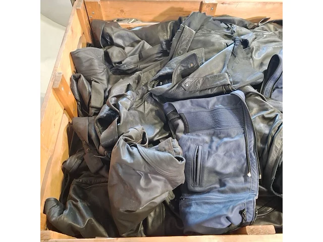 Partij lederen kleding (zonder mouwen ed) - afbeelding 9 van  9
