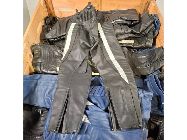 Partij lederen kleding - afbeelding 2 van  18