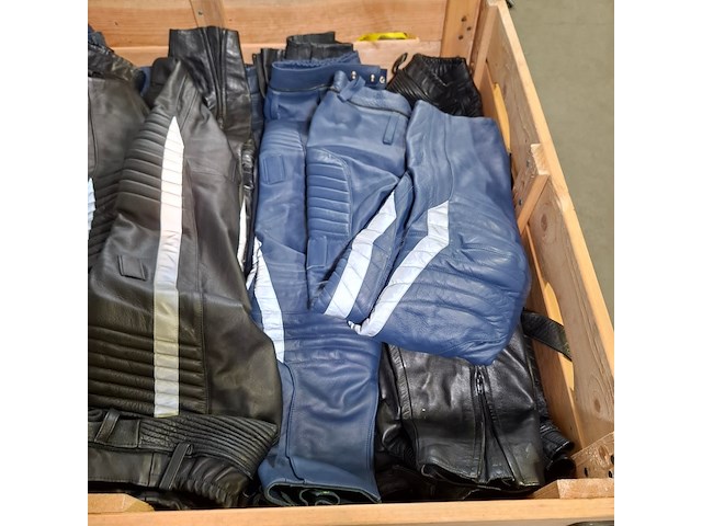 Partij lederen kleding - afbeelding 3 van  18