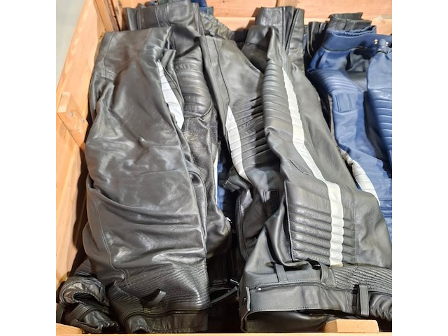 Partij lederen kleding - afbeelding 4 van  18