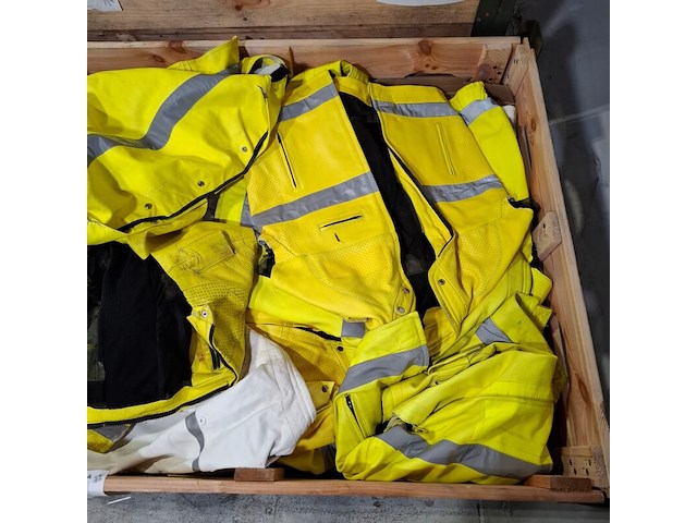 Partij lederen kleding - afbeelding 10 van  18