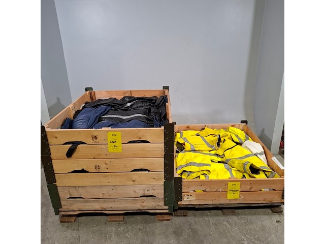 Partij lederen kleding - afbeelding 1 van  18