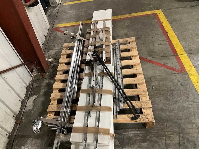 Partij legbord en kledingrek - afbeelding 2 van  4