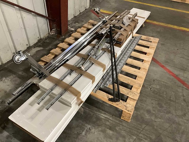 Partij legbord en kledingrek - afbeelding 3 van  4