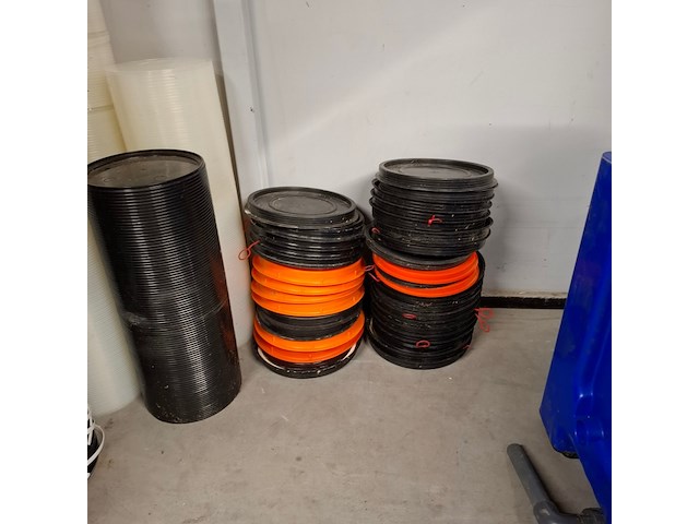 Partij lege emmers, vloeistofvaten en deksels - afbeelding 5 van  9