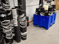 Partij lege emmers, vloeistofvaten en deksels - afbeelding 9 van  9