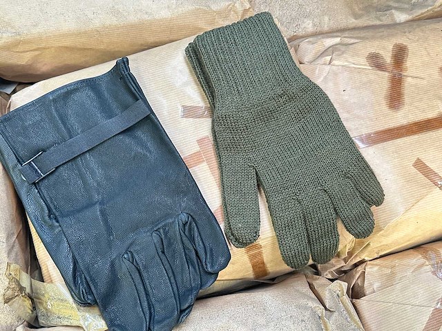 Partij legerhandschoenen - afbeelding 1 van  4