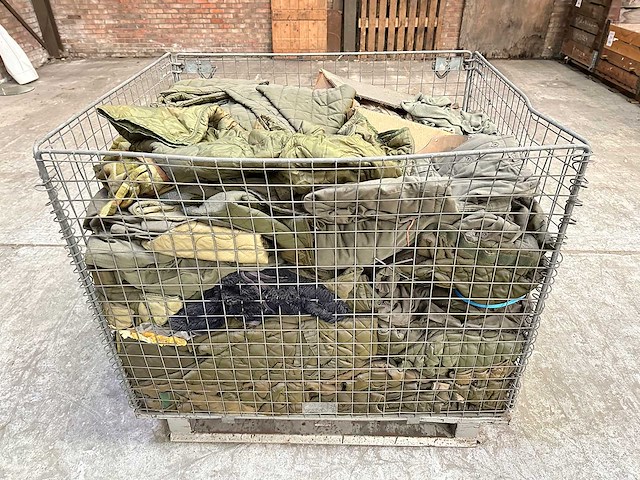 Partij legerkleding - afbeelding 1 van  4