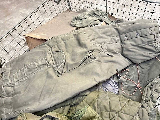 Partij legerkleding - afbeelding 3 van  4