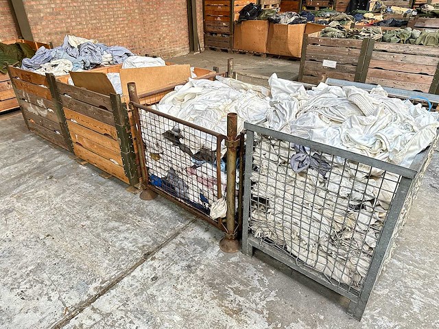 Partij legerkleding - afbeelding 1 van  8