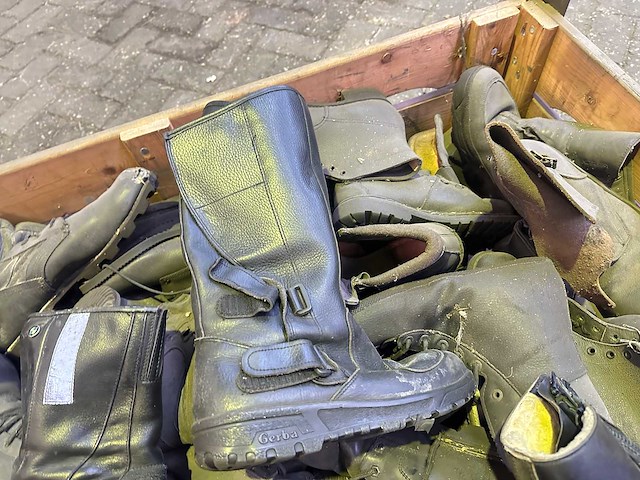 Partij legerlaarzen - afbeelding 1 van  4