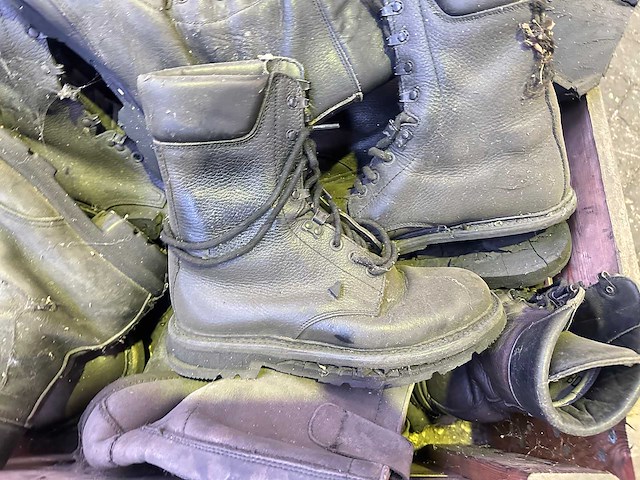 Partij legerlaarzen - afbeelding 1 van  3