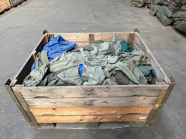 Partij legeroveralls - afbeelding 1 van  3