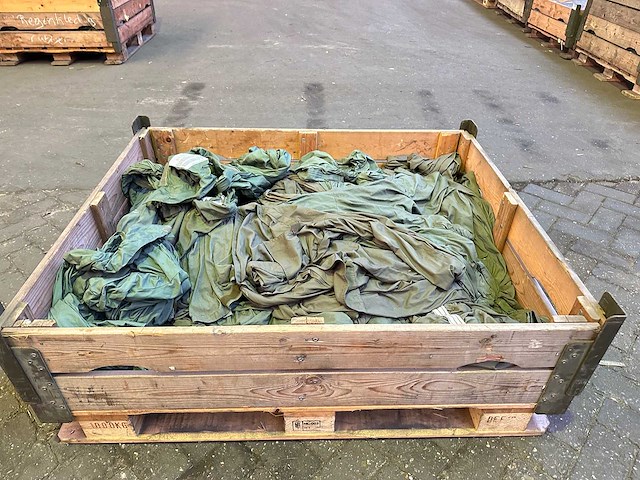 Partij legeroveralls - afbeelding 1 van  3