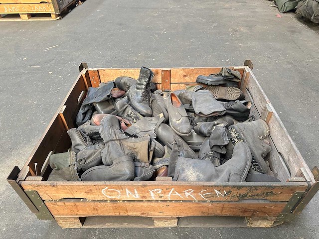 Partij legerschoenen - afbeelding 1 van  3