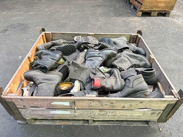 Partij legerschoenen - afbeelding 1 van  3