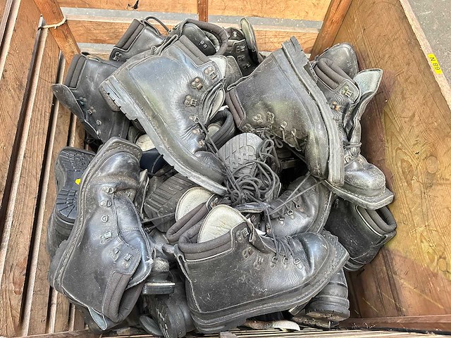 Partij legerschoenen - afbeelding 1 van  5