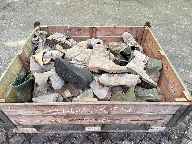 Partij legerschoenen - afbeelding 1 van  3