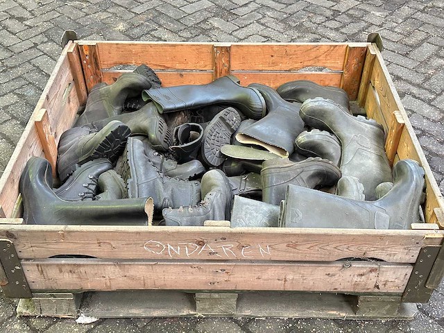 Partij legerschoenen - afbeelding 1 van  3