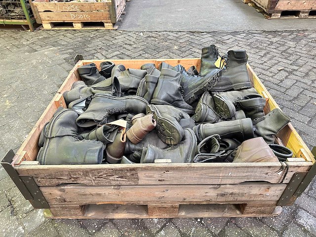 Partij legerschoenen - afbeelding 1 van  3
