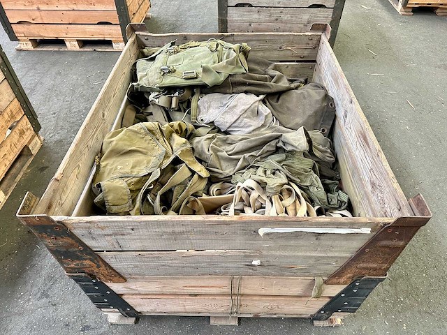 Partij legertassen en banden - afbeelding 1 van  4