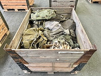 Partij legertassen en banden - afbeelding 1 van  4