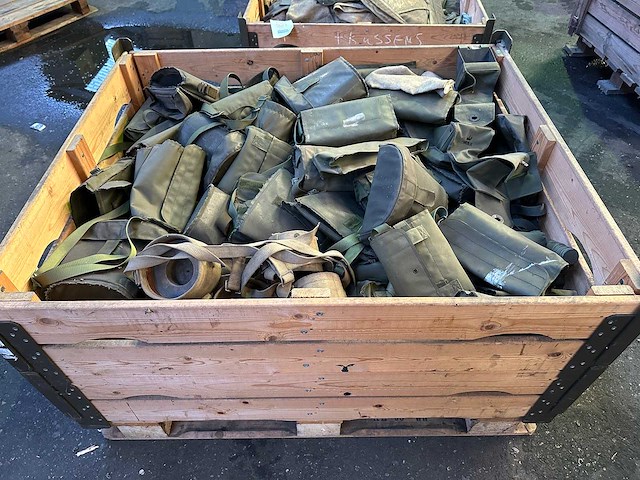 Partij legertassen en foedralen - afbeelding 1 van  7