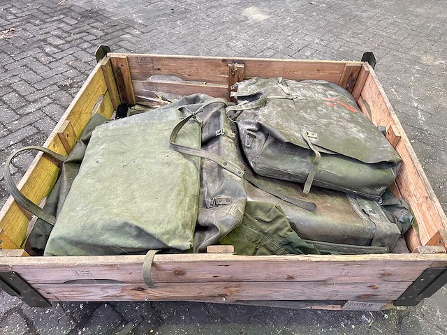 Partij legertassen - afbeelding 1 van  4