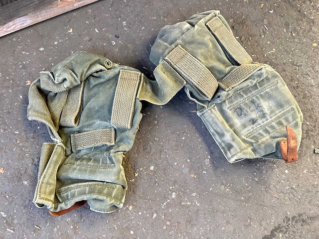 Partij legertassen - afbeelding 2 van  3