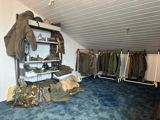 Partij legeruitrusting - afbeelding 1 van  9