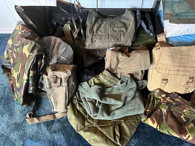 Partij legeruitrusting - afbeelding 5 van  9