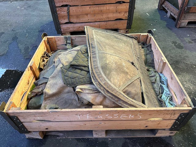 Partij legeruitrusting - afbeelding 1 van  4