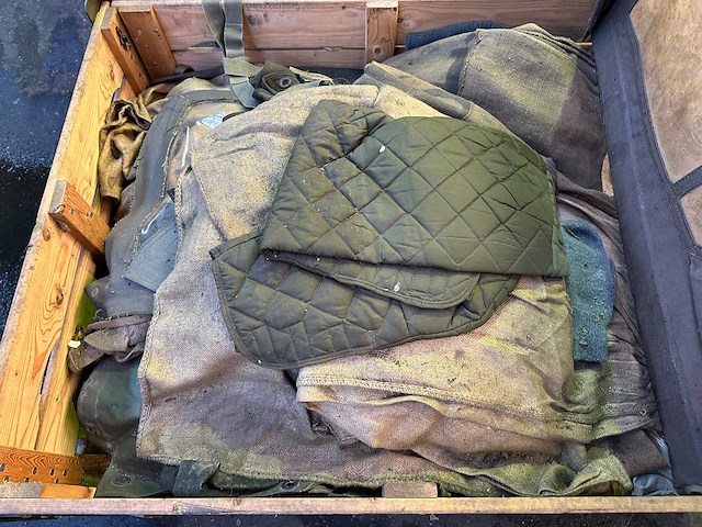 Partij legeruitrusting - afbeelding 2 van  4