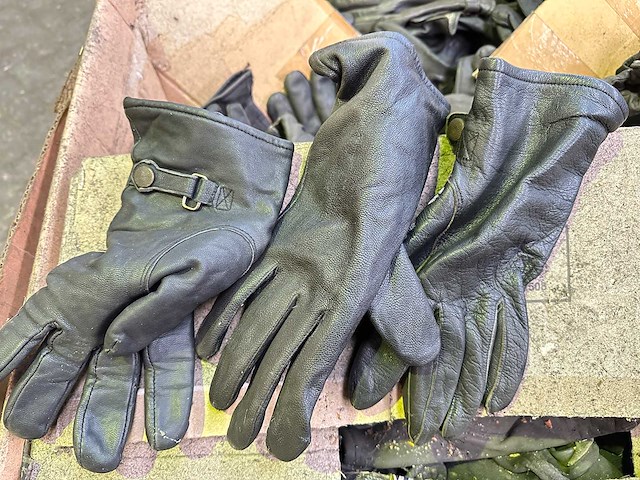 Partij leren handschoenen - afbeelding 1 van  4