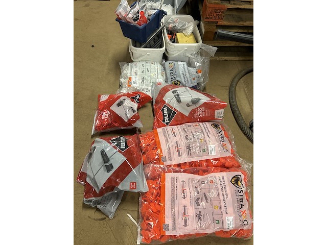 Partij levelling clips, tegelclips w.o. rubi, straxxo - afbeelding 1 van  11