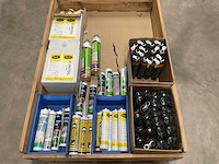 Partij lijm en kit - afbeelding 1 van  9