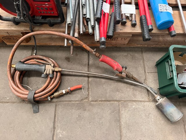 Partij loodgietersgereedschap met pijpbuigtangen, draadeinden, boren en slangen - afbeelding 2 van  8