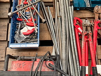 Partij loodgietersgereedschap met pijpbuigtangen, draadeinden, boren en slangen - afbeelding 4 van  8